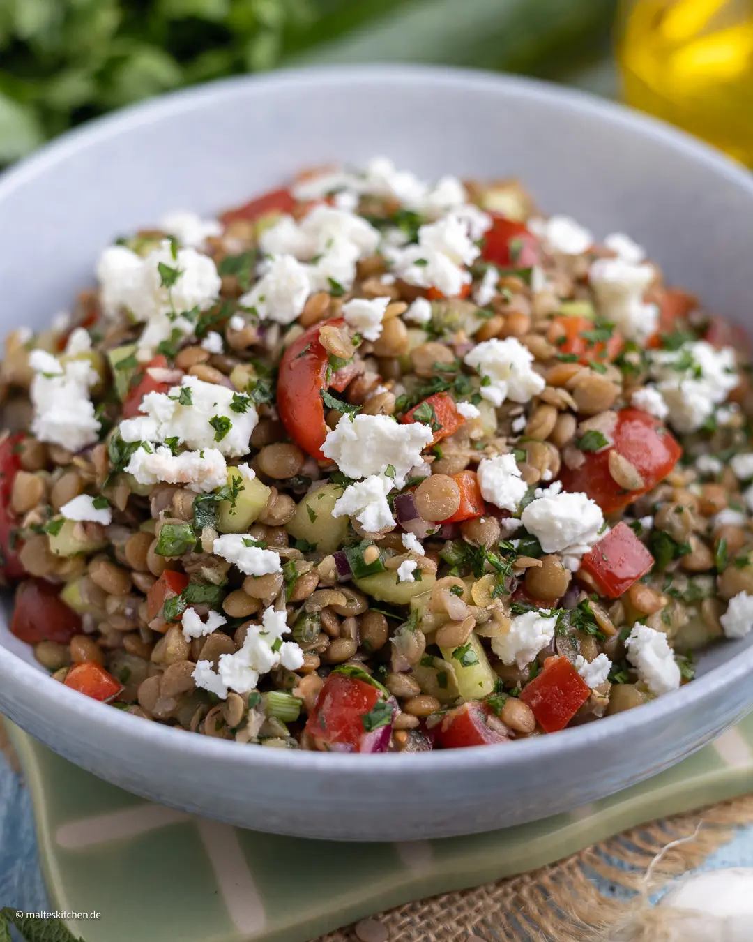 Salade d'été aux lentilles, feta et tomates