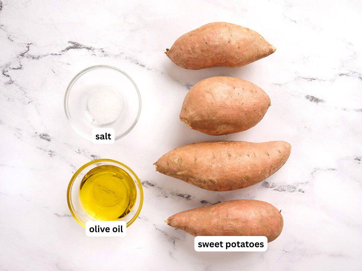 Les ingrédients pour faire des pommes de terre rôties avec les étiquettes des ingrédients.