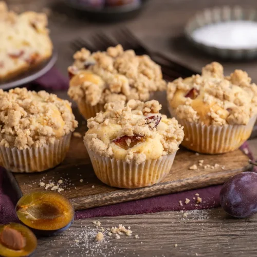 Muffins juteux aux prunes et streusel croquant à la cannelle