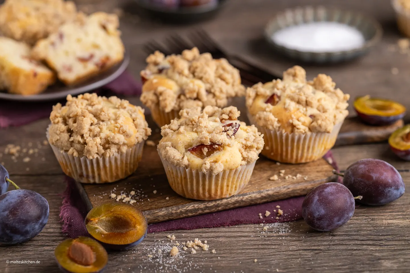 Muffins juteux aux prunes et streusel croquant à la cannelle