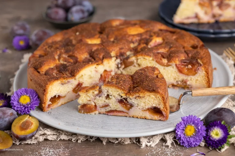 Gâteau aux prunes rapide avec une croûte de sucre à la cannelle