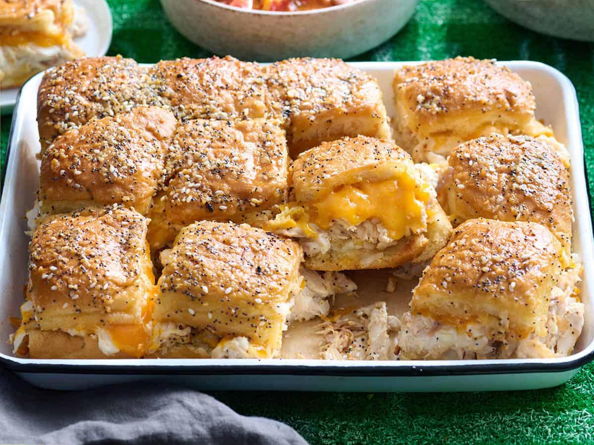 Vue latérale d'un plateau de sliders de poulet.