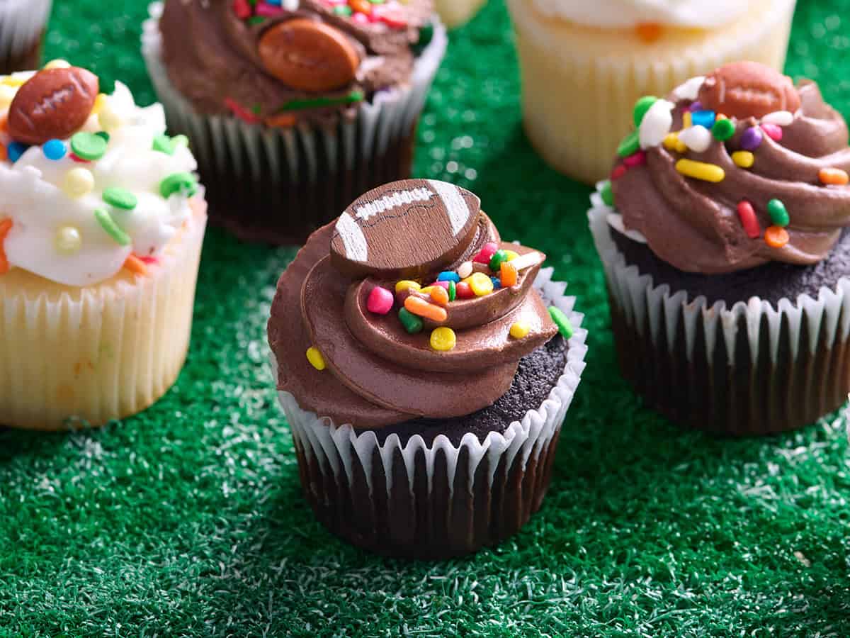 Vue latérale des cupcakes de football décorés.