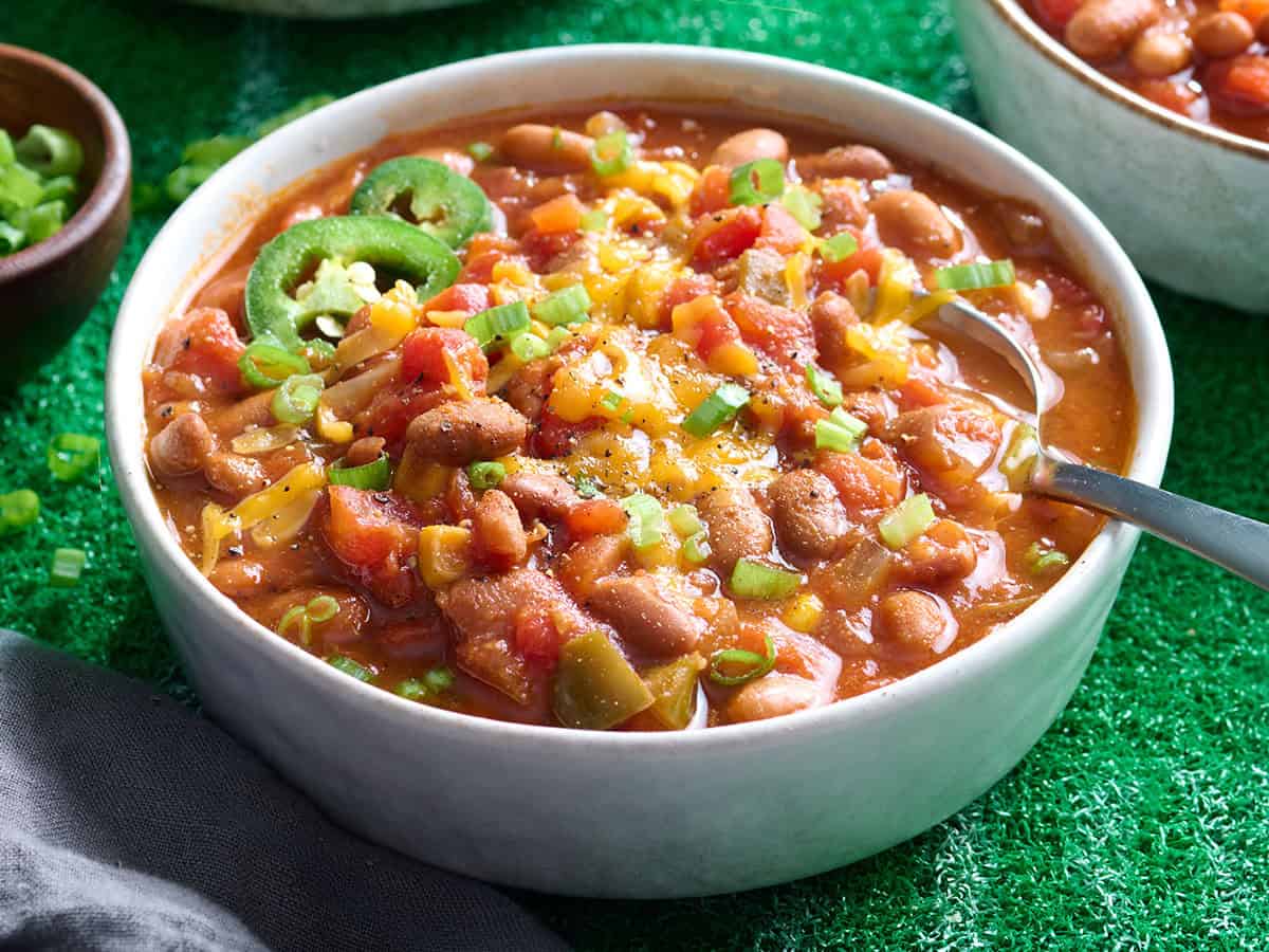 Vue latérale d'un bol de chili végétarien.