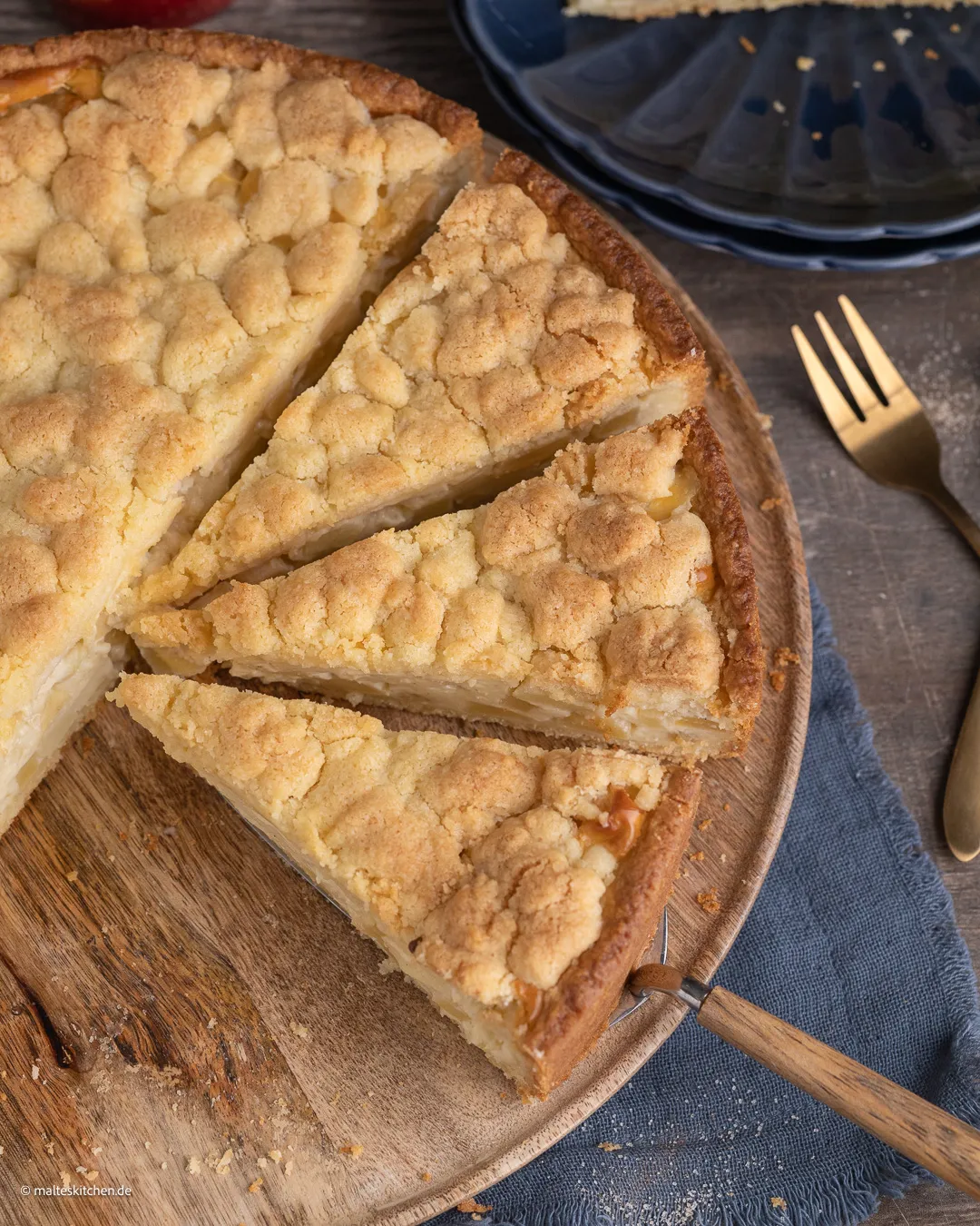 Gâteau aux pommes et garniture à la crème anglaise