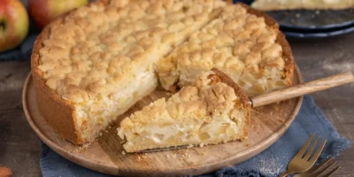 La meilleure tarte aux pommes de grand-mère avec du pudding et des pépites