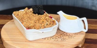 Crumble aux pommes et aux mûres de Wade Murphy's avec garniture aux noisettes et aux flocons d'avoine