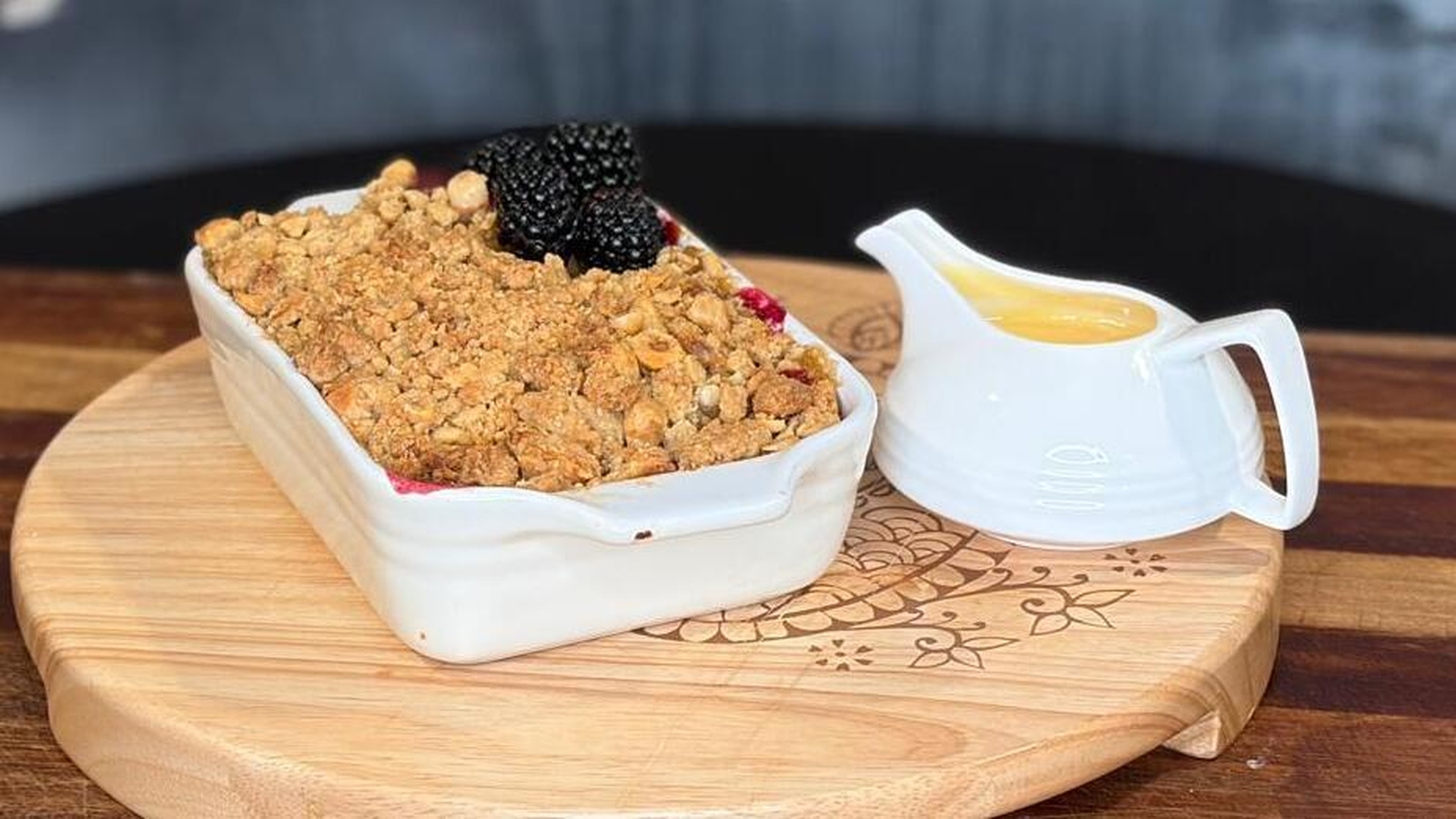 Crumble aux pommes et aux mûres de Wade Murphy's avec garniture aux noisettes et aux flocons d'avoine
