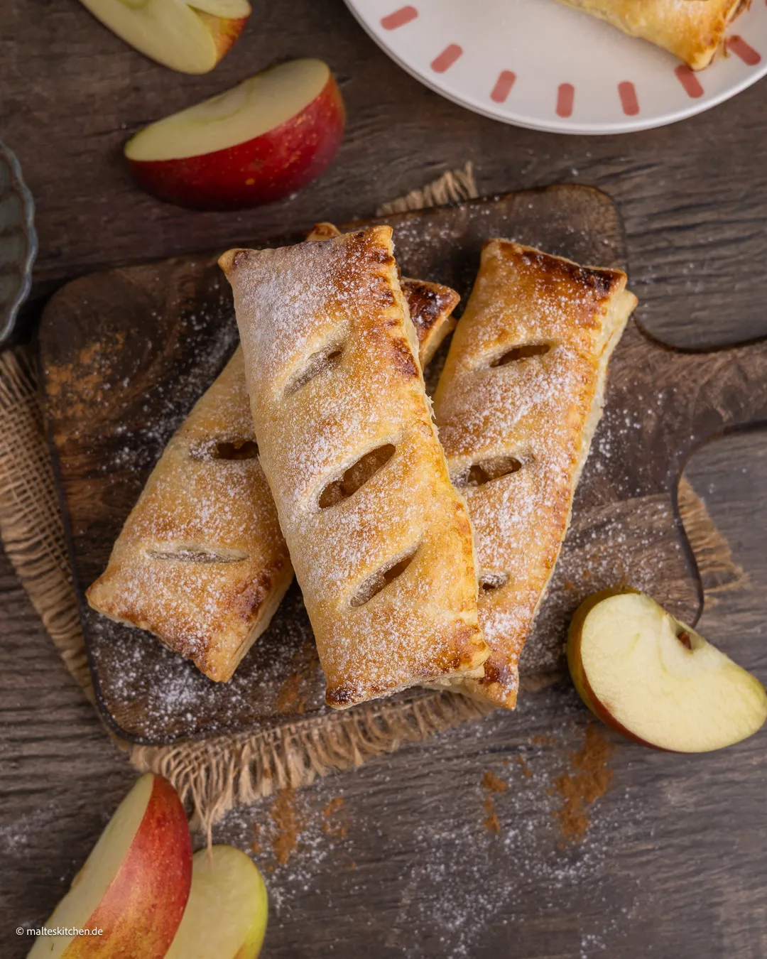 poches de pâte feuilletée croustillante fourrées aux pommes