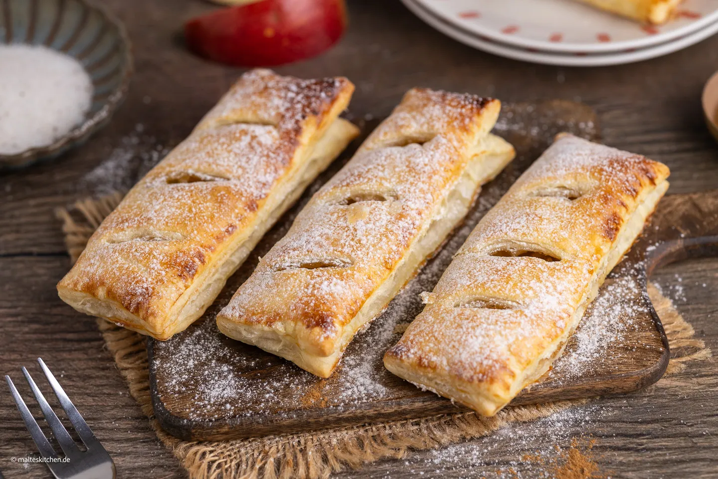 Chaussons aux pommes en pâte feuilletée : sucrés et croustillants