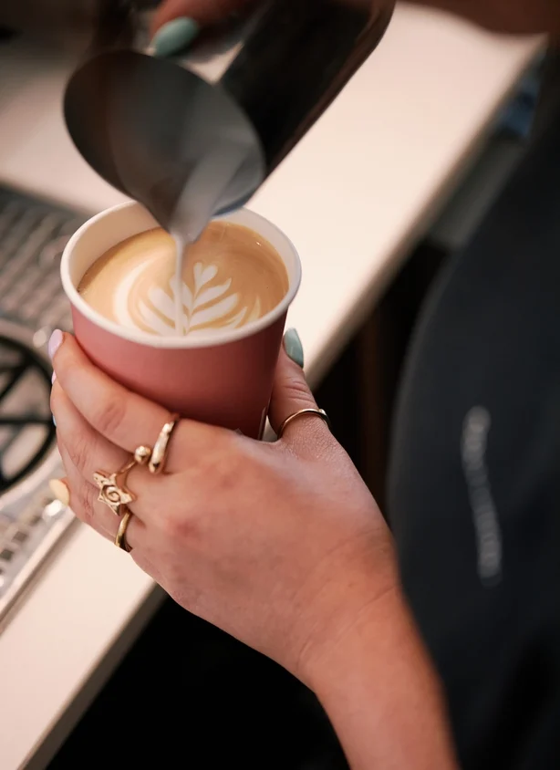 Un barista prépare un café 