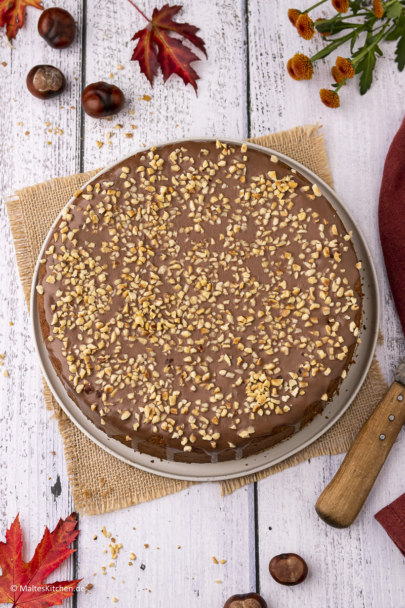 Excellent gâteau aux noix cuit dans un moule à charnière.