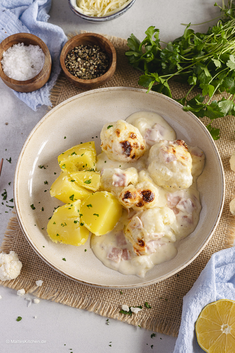 Délicieuse cocotte de chou-fleur avec sauce crémeuse et jambon cuit.