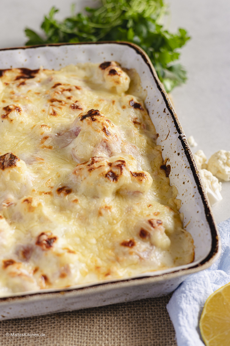 Casserole de chou-fleur cuite au fromage.