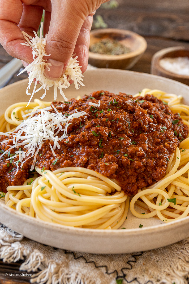 Spaghetti à la sauce bolognaise et au parmesan.