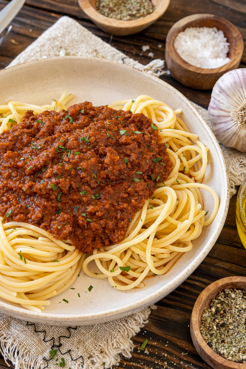 Sauce à la viande hachée avec pâtes et parmesan