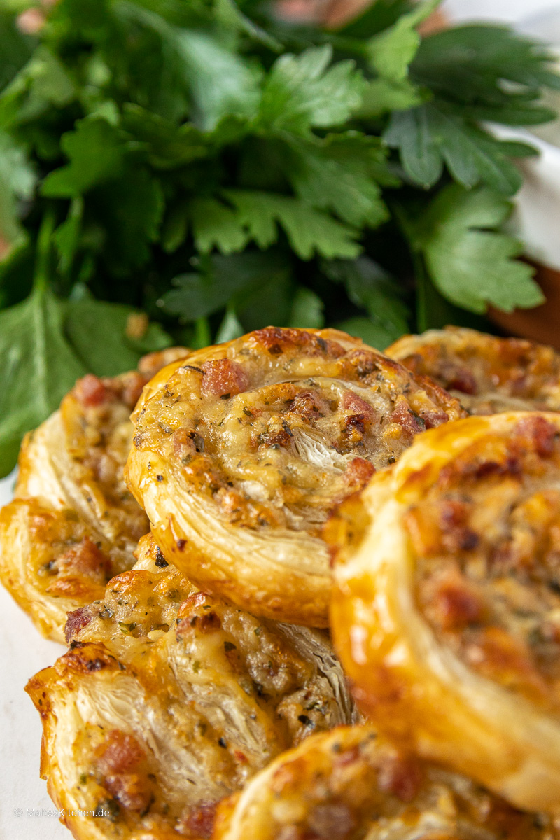 Pâte feuilletée croustillante délicieusement fourrée au jambon et au fromage.
