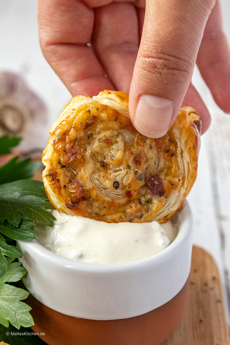 Rouleaux de pâte feuilletée avec trempette à la crème sure.