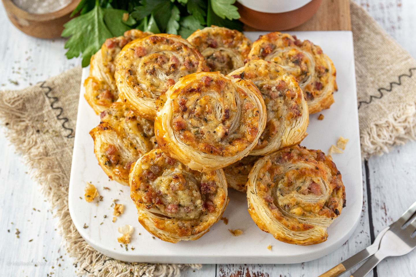 Rouleaux de pâte feuilletée au jambon et fromage