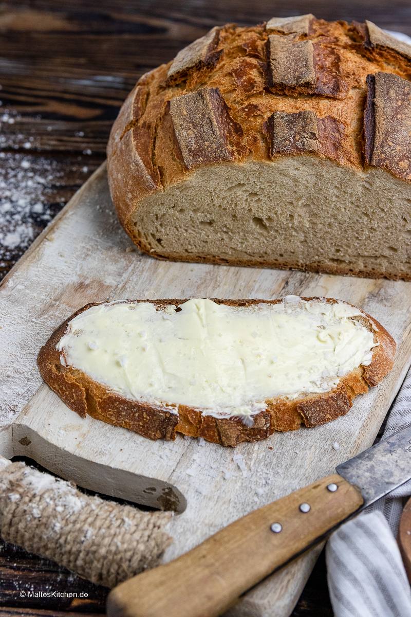 Croûte de yaourt maison au beurre.