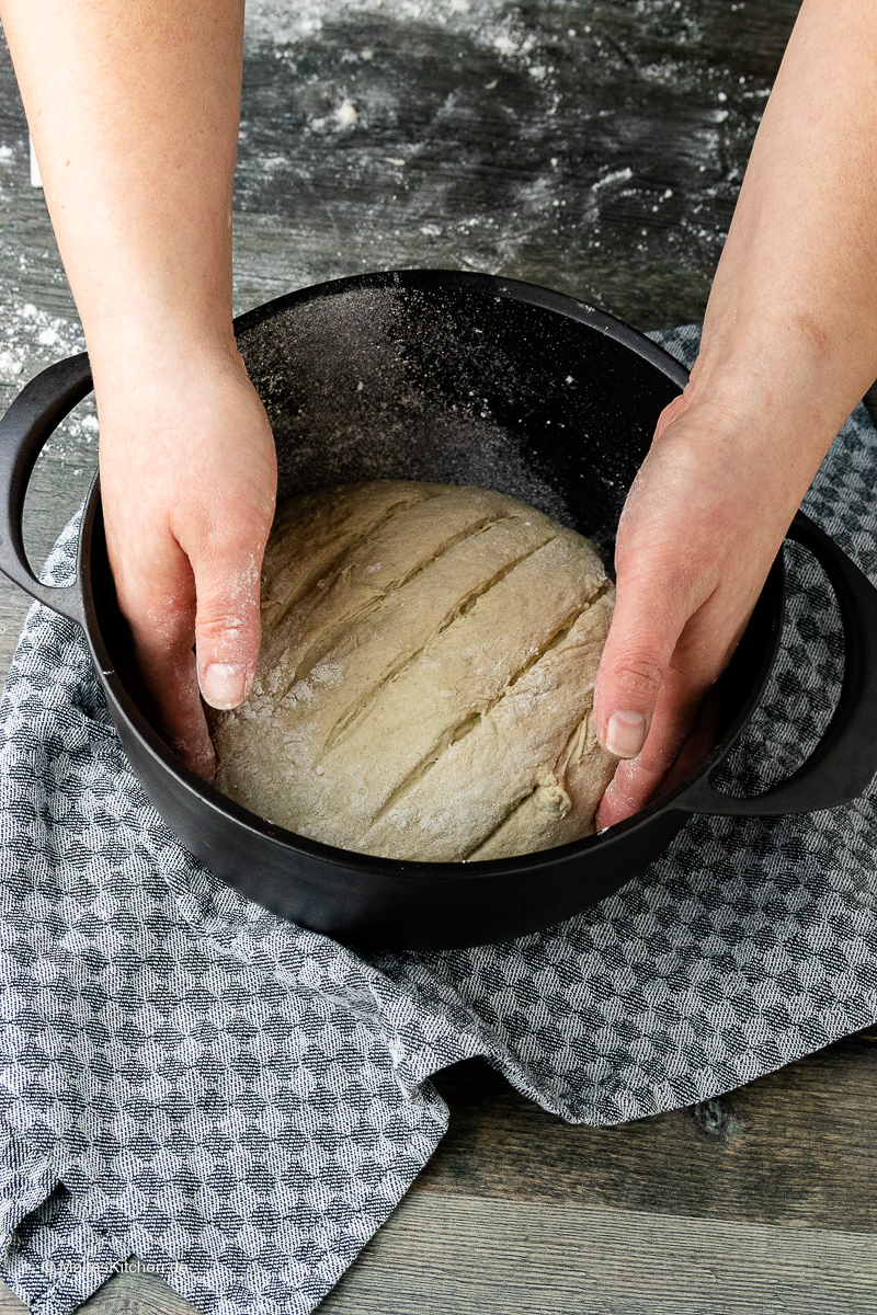Faire du pain ne doit pas être difficile. La croûte au yaourt le prouve.