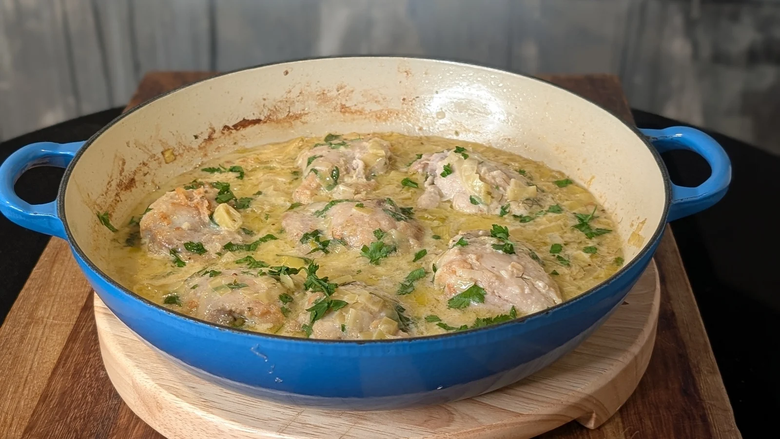 Cuisses de poulet en cocotte de Catherine Fulvio, poireaux, moutarde et estragon