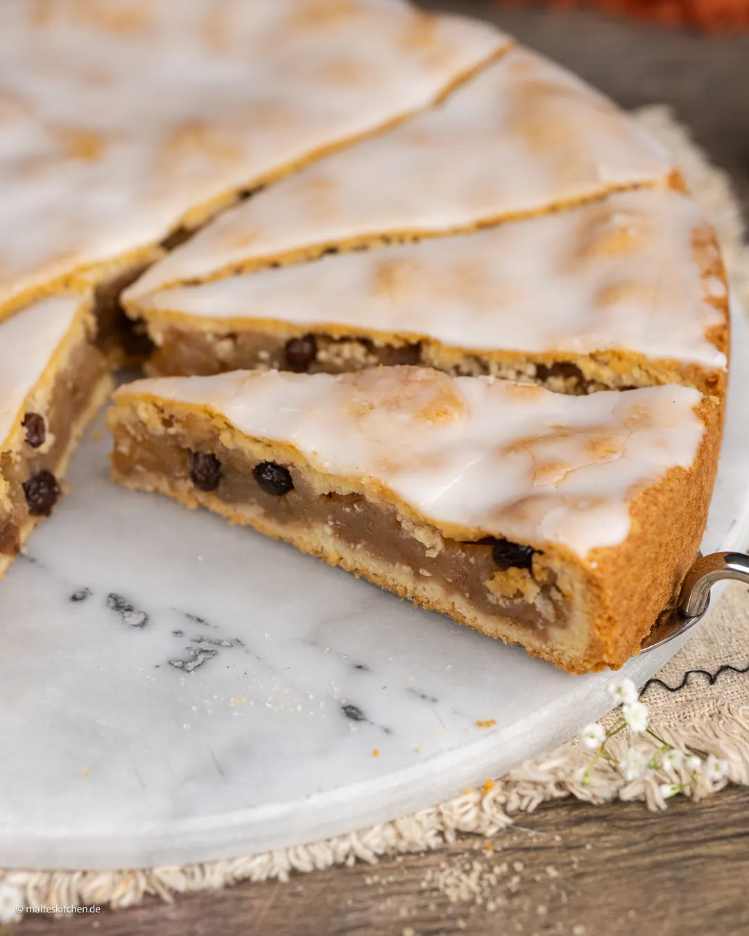 Délicieux gâteau aux pommes avec glaçage