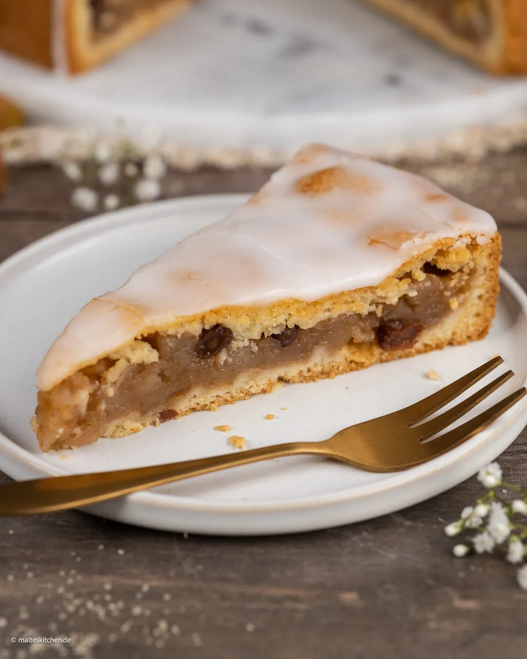 Un délicieux gâteau aux pommes avec un dessus et un glaçage