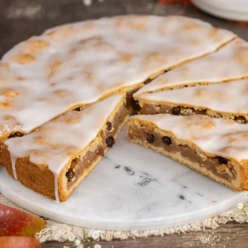 Gâteau aux pommes recouvert de glaçage