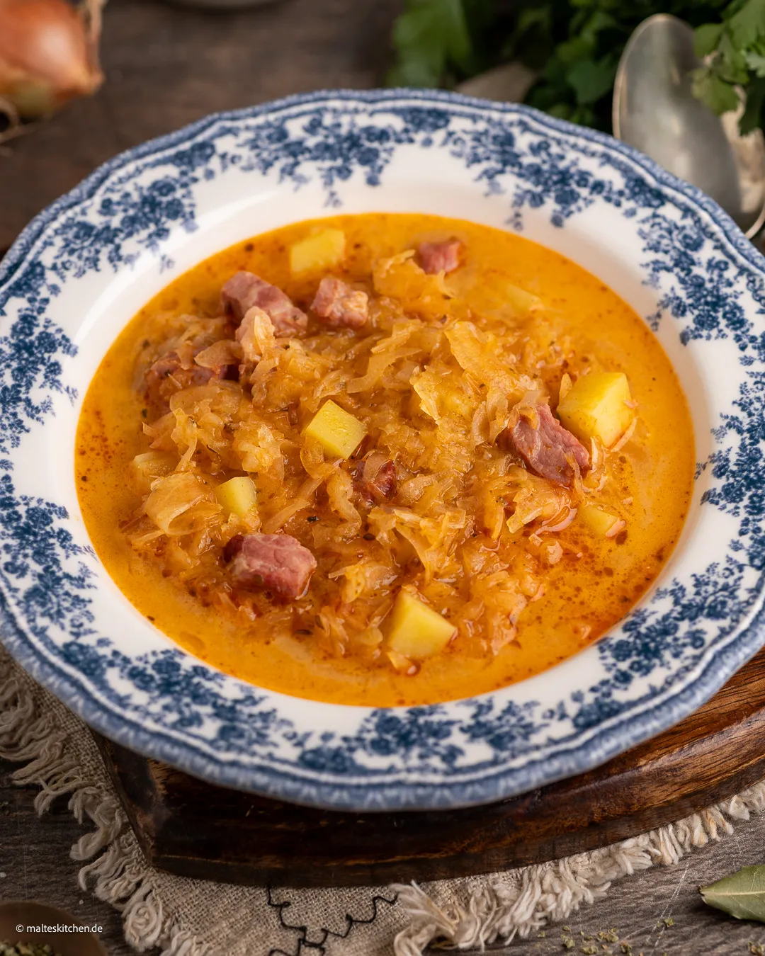 Délicieuse soupe copieuse à la choucroute