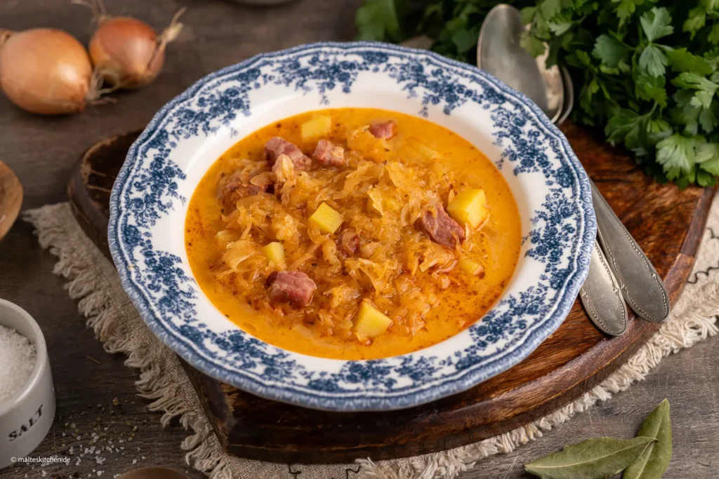 Soupe de choucroute au porc fumé et pommes de terre : une cuisine maison copieuse