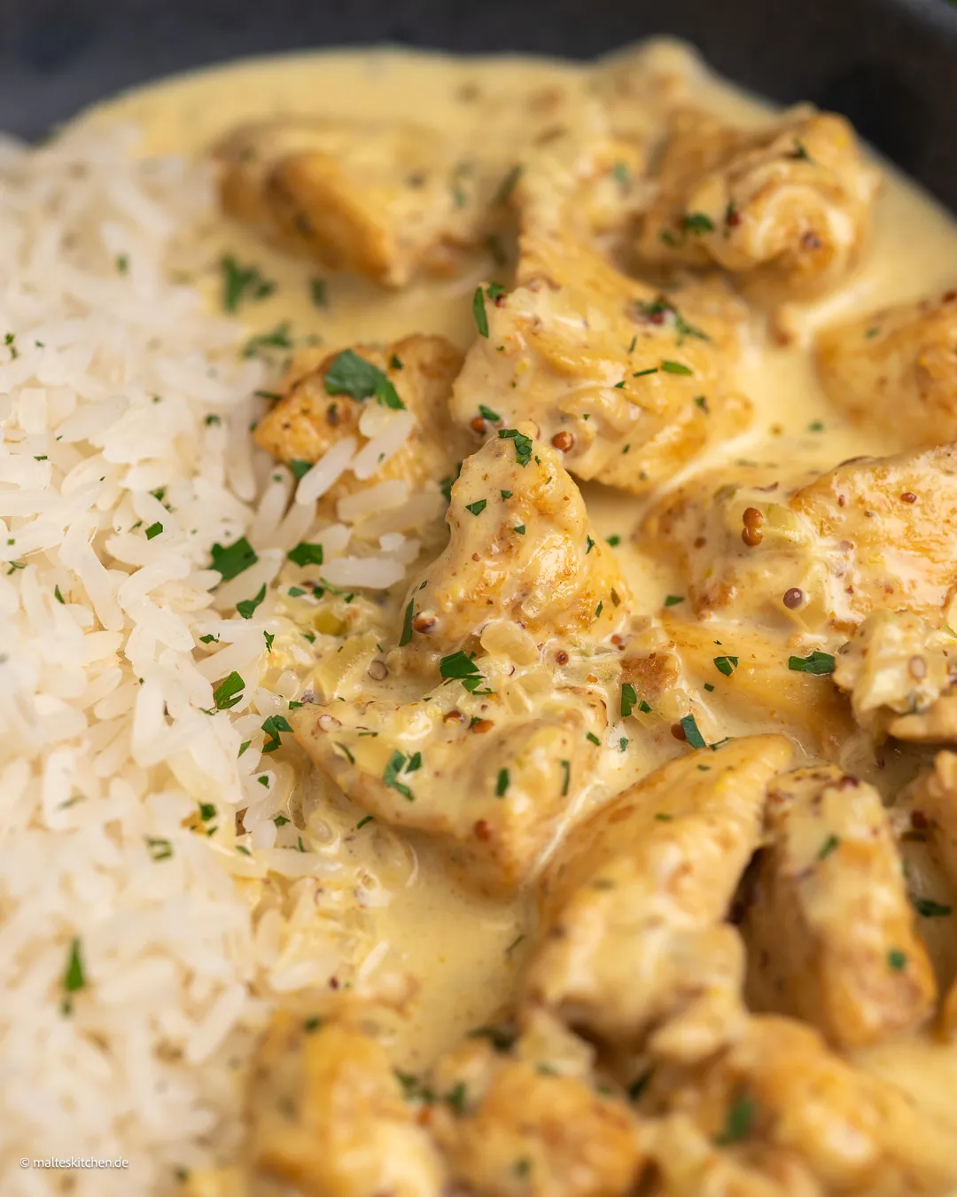 Poitrine de poulet tranchée dans une sauce crémeuse