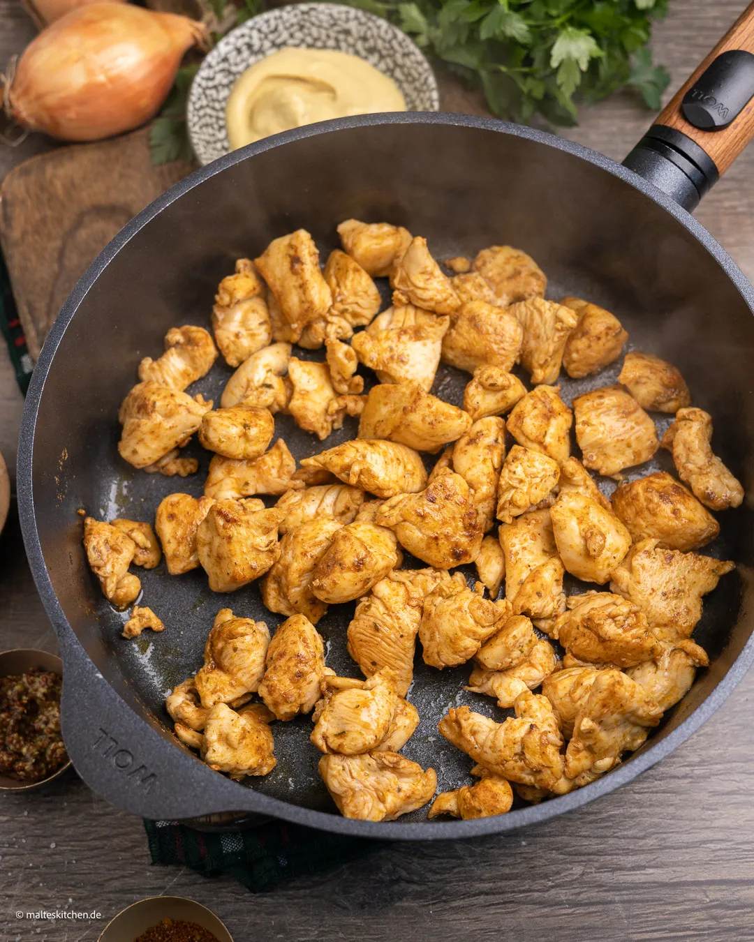 Faire revenir les tranches de poitrine de poulet dans la poêle