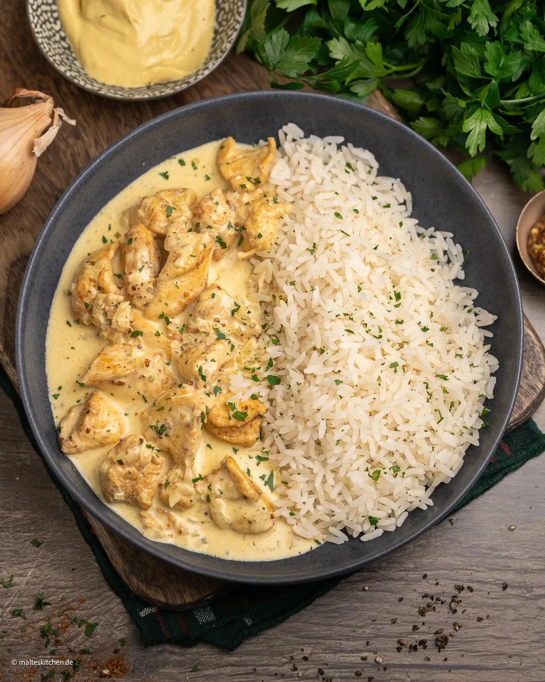 Poulet émincé avec du riz