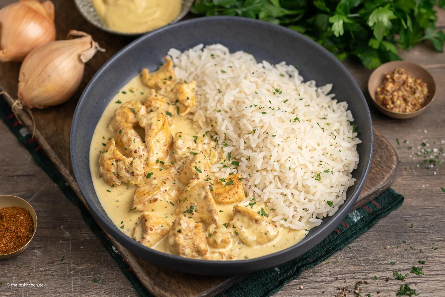 Poitrine de poulet tranchée dans une sauce crémeuse à la moutarde et au miel
