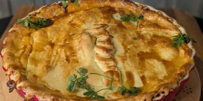 Tarte au steak et aux rognons de Trisha avec sauce