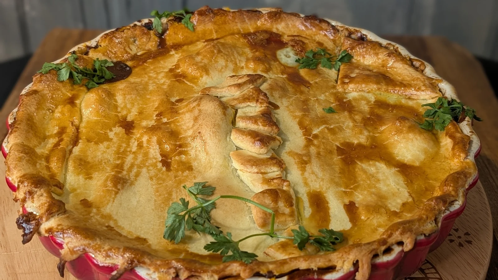 Tarte au steak et aux rognons de Trisha avec sauce
