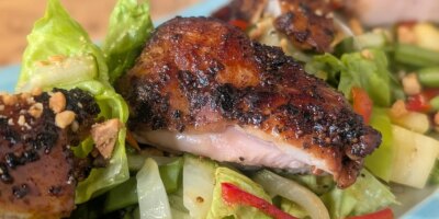 Poulet au poivre noir de Sham Hanifa avec salade de pommes et d'ananas