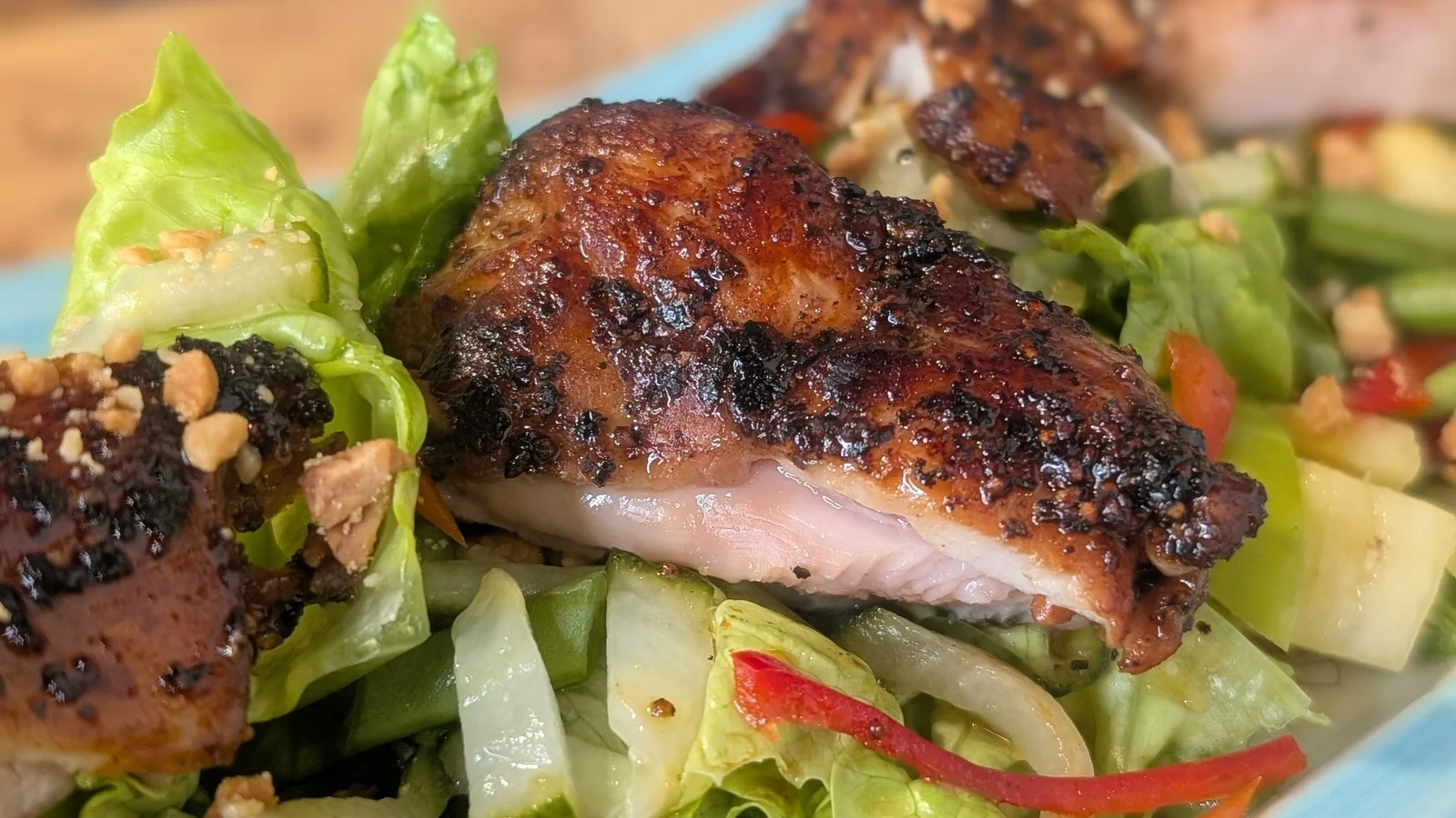 Poulet au poivre noir de Sham Hanifa avec salade de pommes et d'ananas