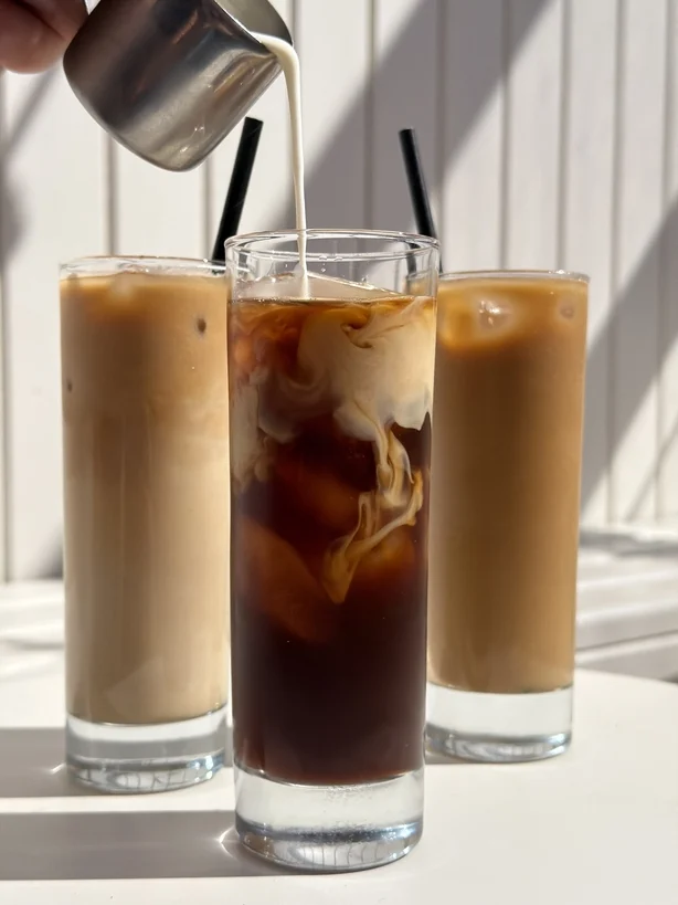 trois verres de café glacé