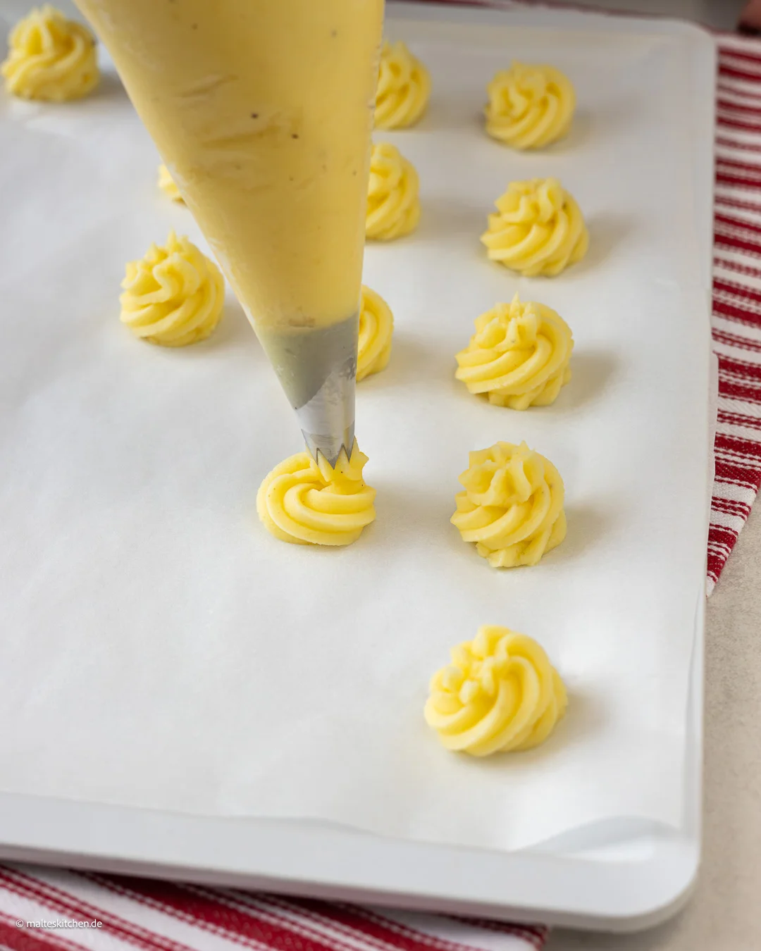 Pommes de terre duchesse sur la plaque à pâtisserie