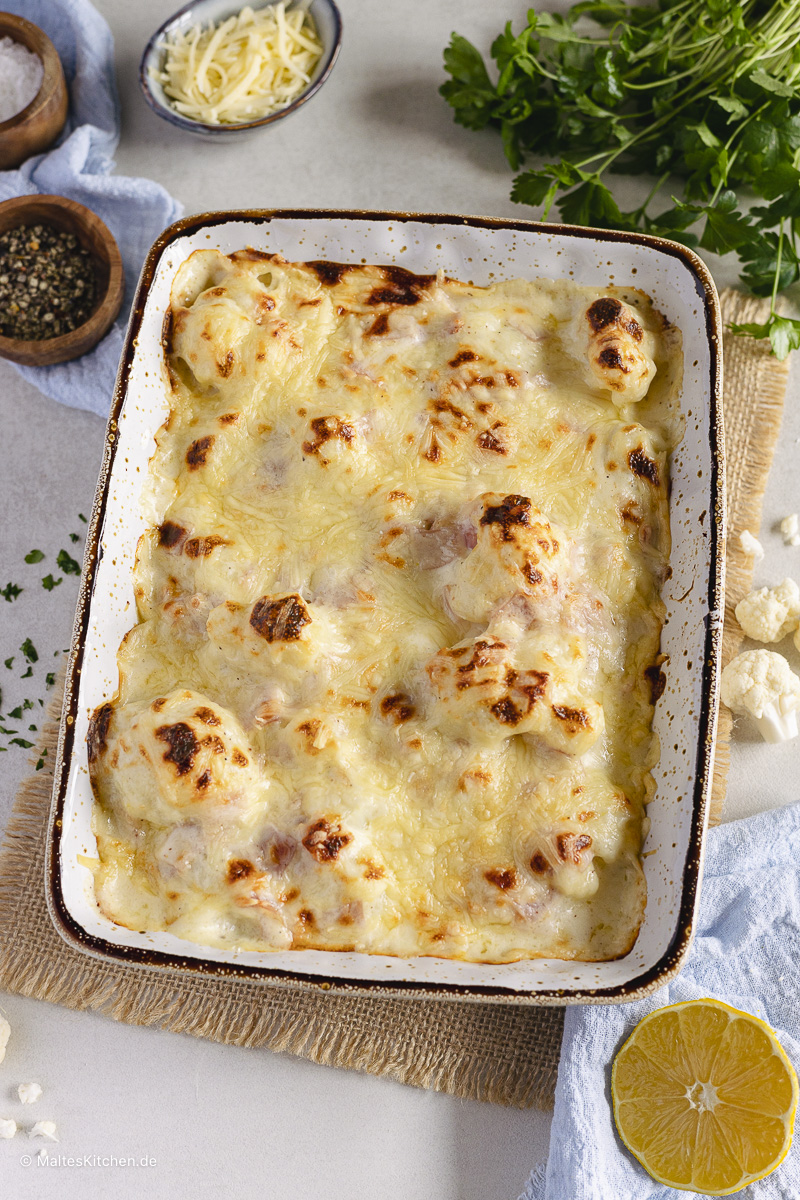 Casserole de chou-fleur sauce béchamel et jambon cuit.