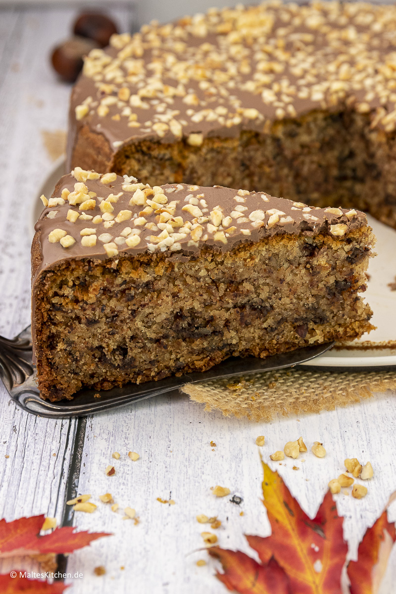 Un gâteau aux noix moelleux avec des noisettes et un glaçage au chocolat