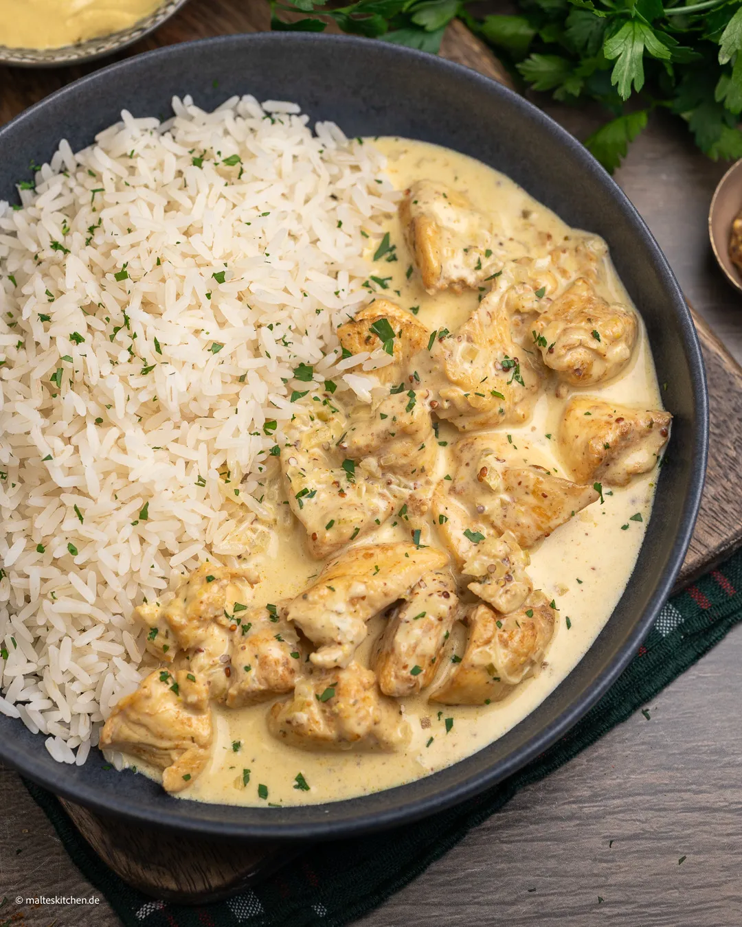 Poitrine de poulet tranchée dans une sauce crémeuse à la moutarde et au miel