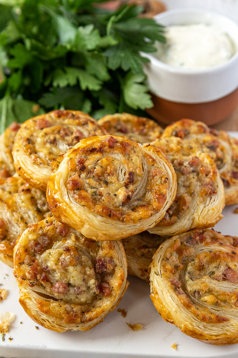 Copieux petits pains feuilletés au jambon et au fromage.