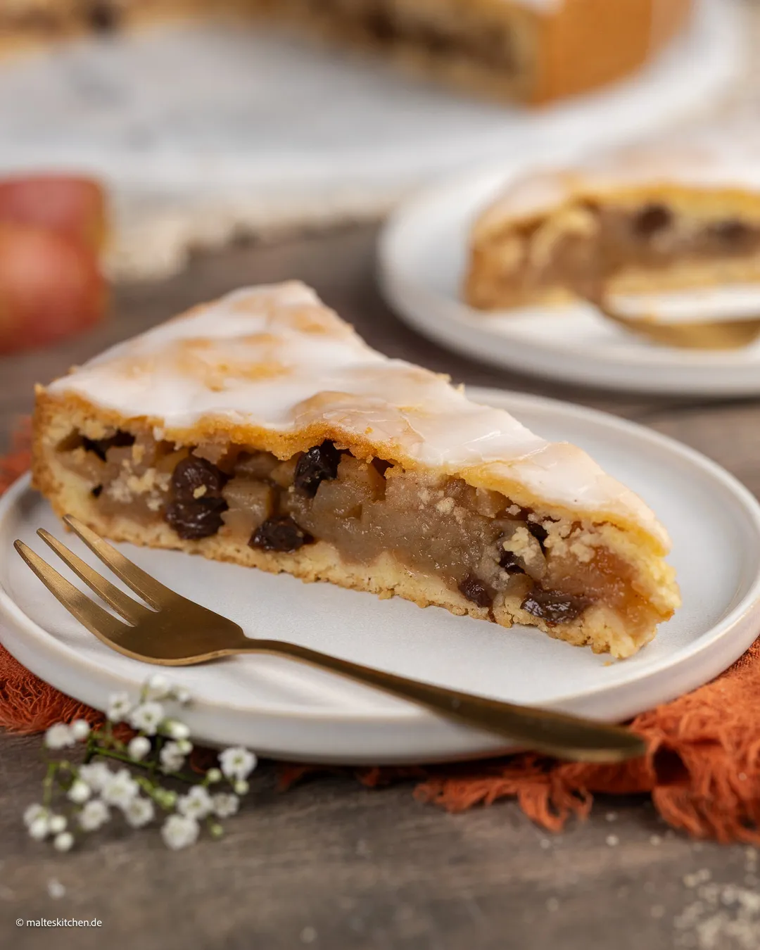 Gâteau aux pommes recouvert de glaçage